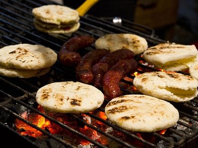 Chorizo a la parrila con fusión venezolana: la choriarepa