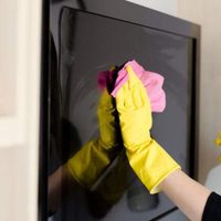 El verdadero trucazo para limpiar la pantalla del televisor sin rayarlo y en apenas unos minutos