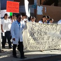 Trabajadores de salud marchan en Oaxaca por desabasto de medicamentos