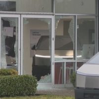 Trump plantea que los detenidos por los ataques a Tesla cumplan su pena en cárceles de El Salvador