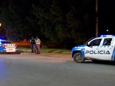 Disparos al aire en Centenario: un auto efectuó 10 detonaciones en el Paseo del Canal