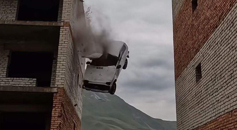 Ruso cae con su coche al intentar saltar de un edifio