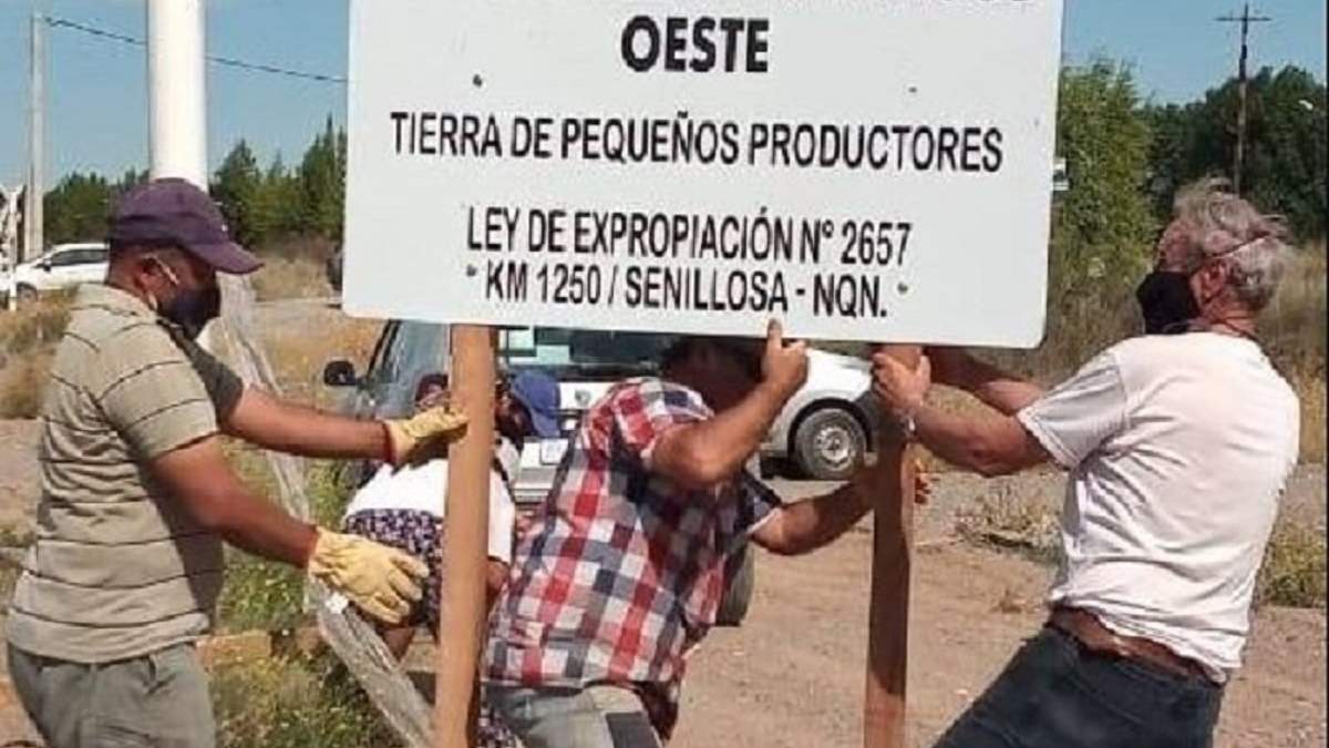 Los vecinos afirman que solo realizaron una zanja frente a una chacra y paralizaron la obra. Fuente: (Facebook)