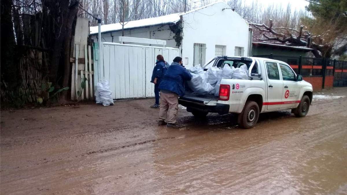 Una camioneta del operativo en un barrio de Cipolletti. Fuente: (Twitter)