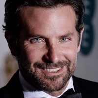 ¡Son idénticos! Bradley Cooper interpretará a este importante cantante en una película