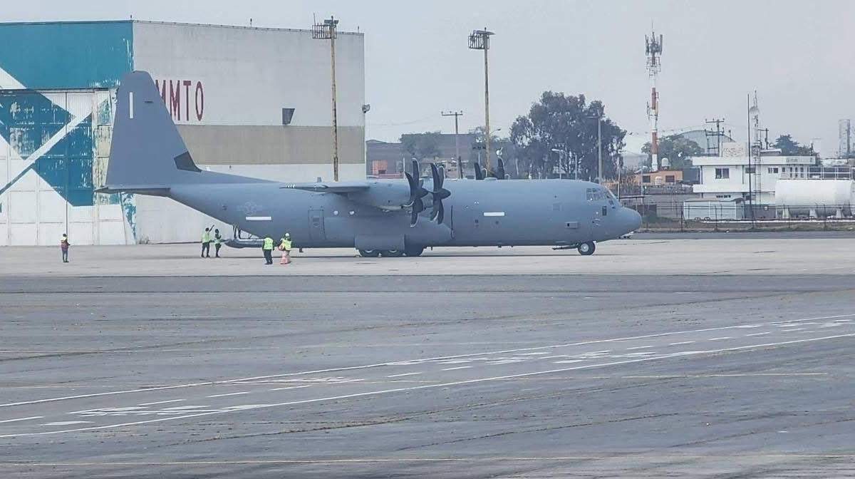 El avión Lockheed Martin C-130J-30 Super Hércules en el aeropuerto de Toluca