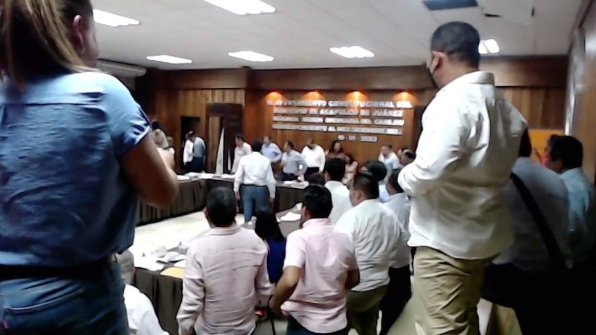 Los regidores se subieron a sus sillas mientras el mapache huía del salón de cabildo