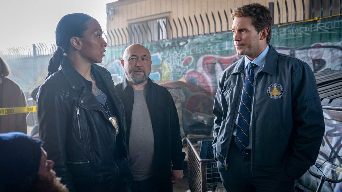 La actriz Kali Reis, izquierda, al actor Chris Pratt, derecha, y al director Timur Bekmambetov, centro, en el set de "Mercy"