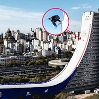 Un skater brasileño se lanzó por la rampa más grande del mundo y batió dos récords