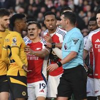 La policía investiga amenazas de muerte al árbitro Michael Oliver tras el juego Wolves-Arsenal