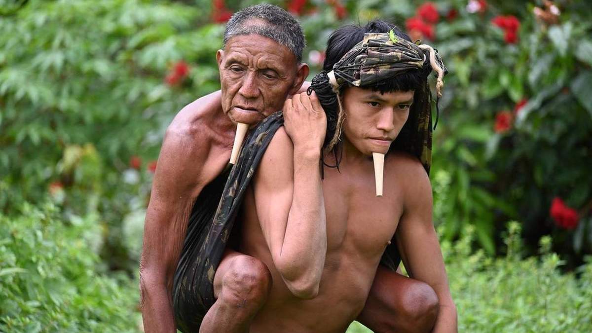 Tawy Zoé lleva a su padre, Wahu Zoé, a vacunarse contra el coronavirus en Brasil. Fuente: (@erikjenningssimoes)