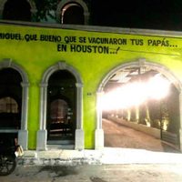 "Qué bueno que se vacunaron tus papás... en Houston", reclaman en una barda al alcalde de San Pedro
