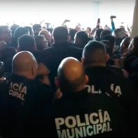 Se enfrentan burócratas y opositores al gasolinazo en Mexicali por liberación de oficinas (Video)
