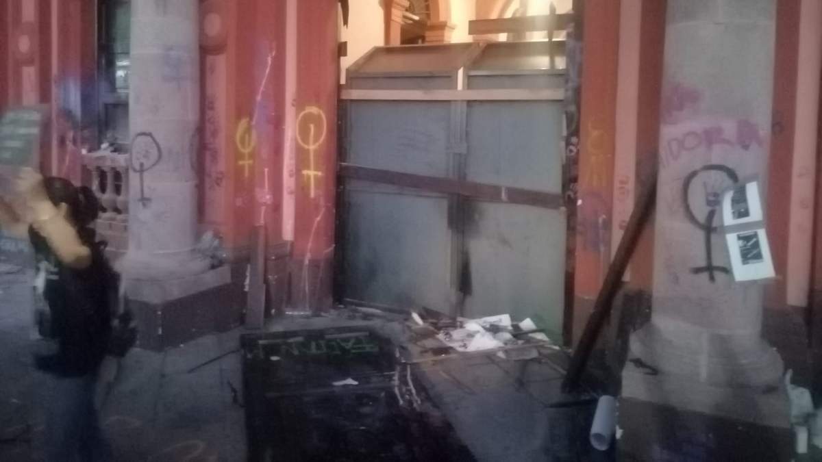 Mujeres derriban y queman puerta de Palacio de Gobierno de Colima
