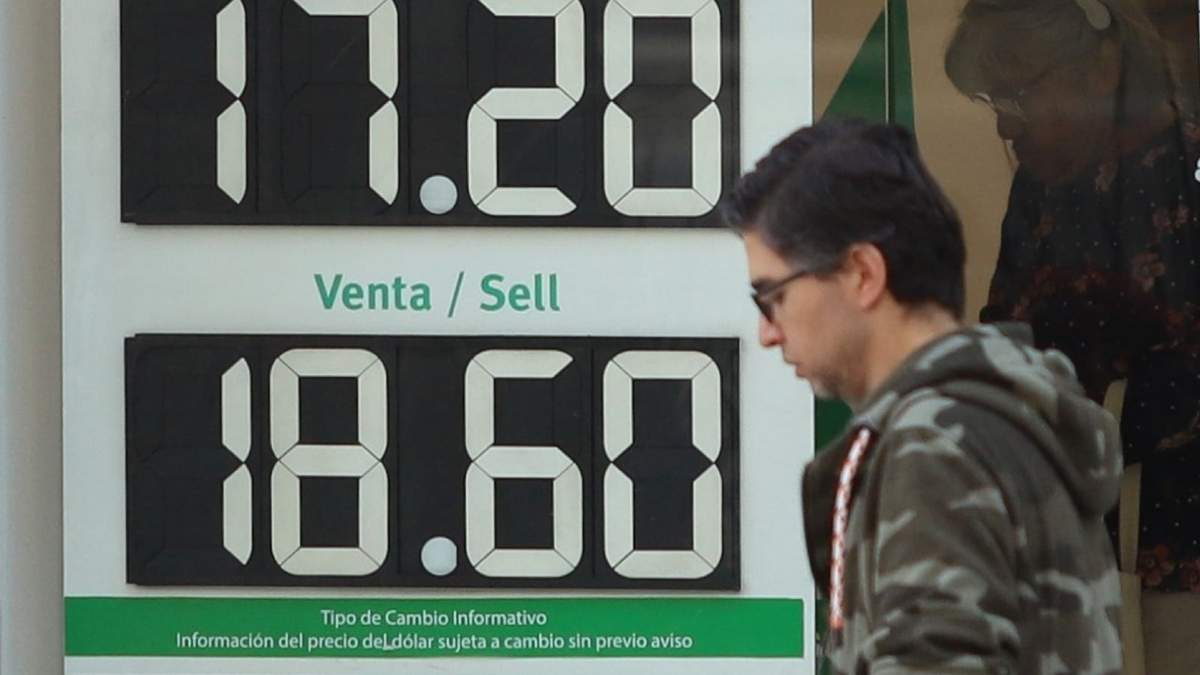 El precio del dólar durante el segundo día del año rondó su precio entre los 16 y 18 pesos respectivamente en distintas instituciones financieras
