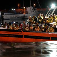 Más de 500 migrantes fueron rescatados y llevados a Italia en medio de una tormenta
