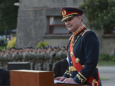 El jefe del Ejército de Chile presenta su dimisión en plena investigación por corrupción