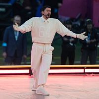 El Cervantes en EU y la RAE reconocen la labor de Bad Bunny difundiendo el español