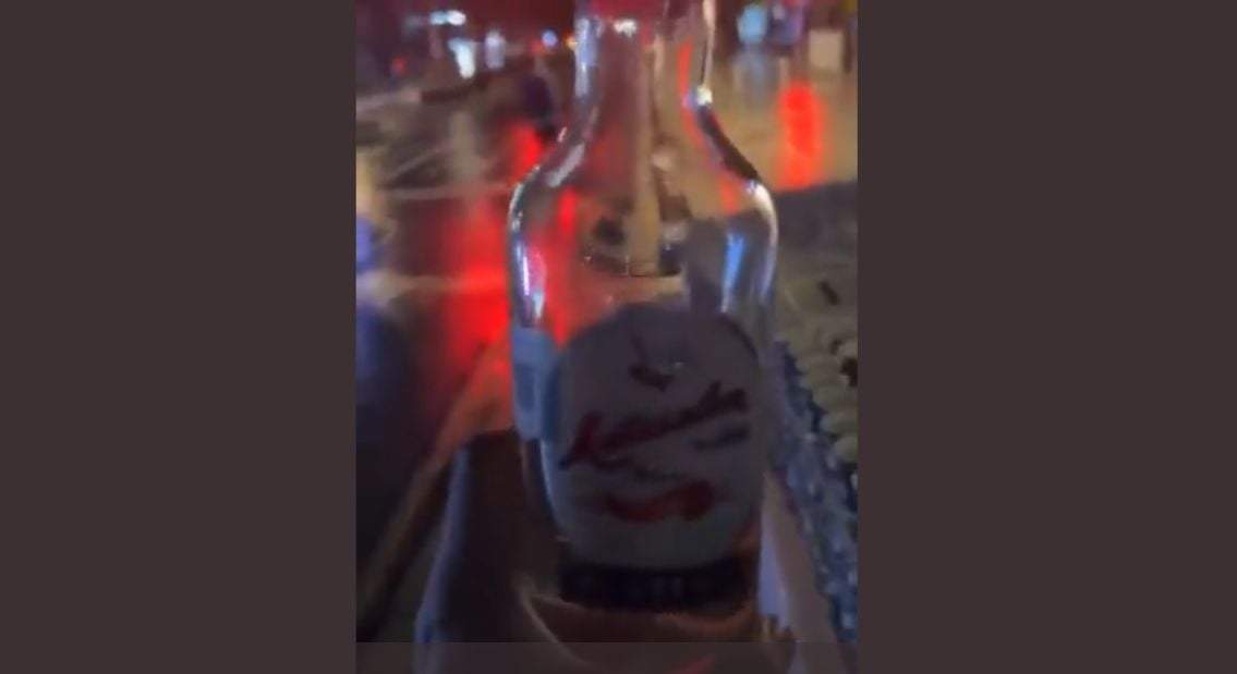 Sujeto vierte ron en las bebidas para los corredores del Maratón de la Ciudad de México del 28 de agosto de 2022