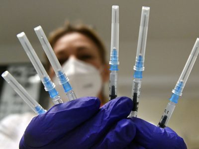 El Gobierno analiza incorporar la aplicación de una tercera dosis de la vacuna contra el coronavirus