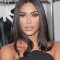 ¡Ojo! Kim Kardashian se corrió el vestido, levantó la pierna y... ¡No llevaba ropa interior!