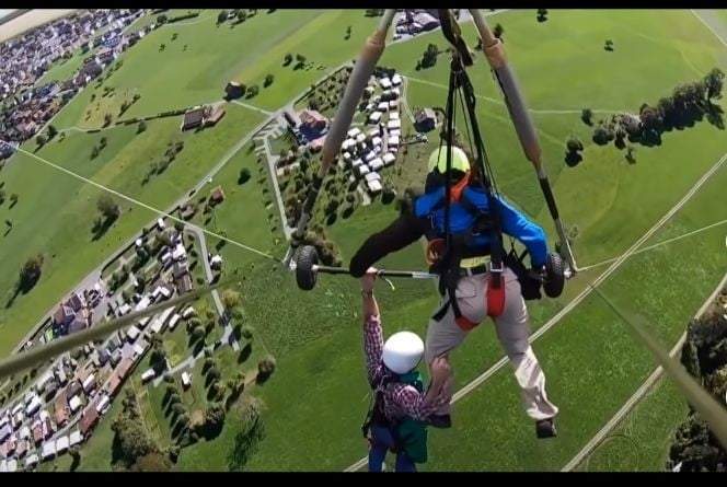 Hombre que se avienta de parapente, por un error del instructor no está enganchado su arnés y así realiza el vuelo