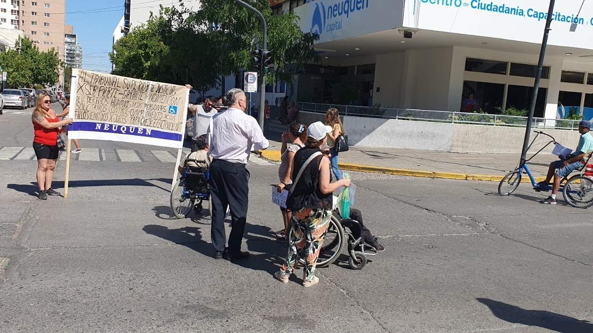 Personas con discapacidad y familiares protestaron frente a la Municipalidad de Neuquén. Fuente: (Javier Manzano)
