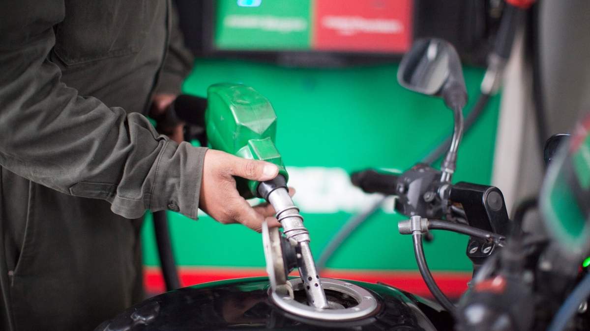 El "huachicoleo fiscal" afecta a Pemex y empresas que operan legalmente