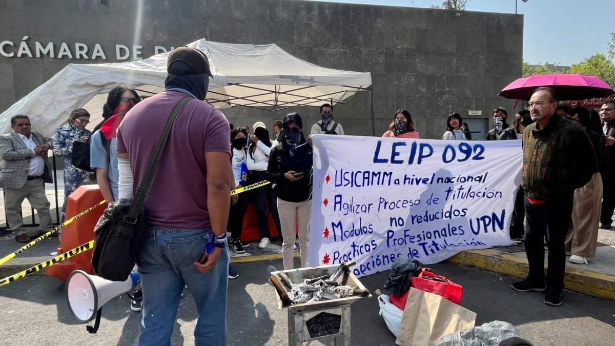 Estudiantes de la UPN en uno de los accesos a la Cámara de Diputados