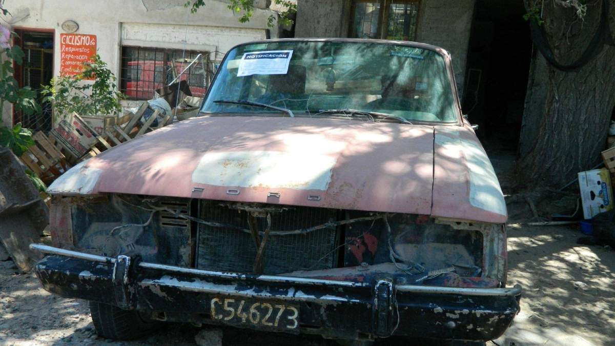 Gente en situación de calle elige los autos abandonados como refugio.  Fuente: (Municipalidad de Neuquén)