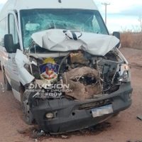 Nueve petroleros heridos tras el choque de una camioneta con un camión