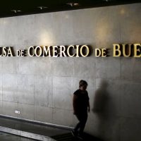 Buenas noticias para las acciones y bonos argentinos, en medio de la suba del dólar