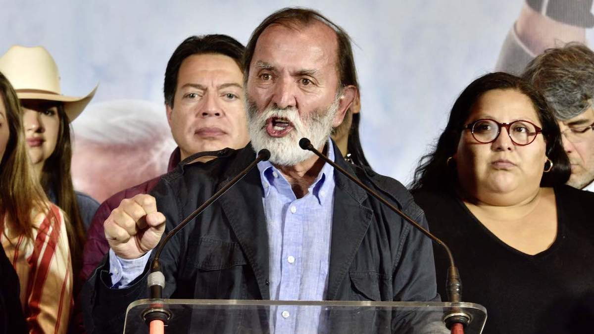 Epigmenio Ibarra en una imagen de abril pasado, al lado de dirigentes morenistas