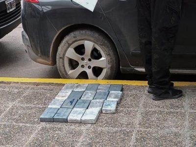 Encontraron más de 30 kilos de cocaína en el interior de un auto que quiso esquivar un control a los tiros