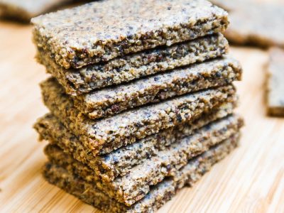 Sin amasar y en licuadora: hacé estas crackers de quinoa sin harinas, bien crocantes para picotear