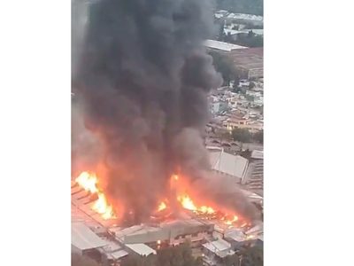 Se incendia una fábrica de bicicletas en calzada Coltongo, Azcapotzalco (Video)