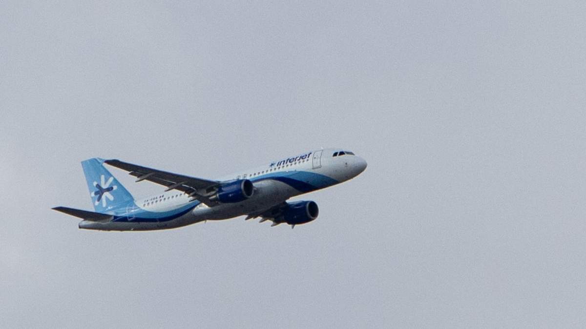 Avión de la aerolínea Interjet llegando al Aeropuerto Internacional de la Ciudad de México