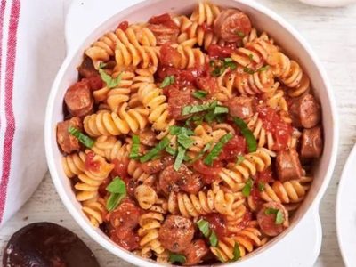 Espectaculares fideos con salsa de salchichas