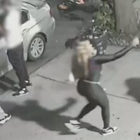 Le dispara a una mujer en la calle y se aleja con toda tranquilidad (Video)