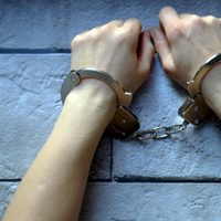 Madre liberada tras golpear y encerrar a su hija, contaba con historial de maltrato