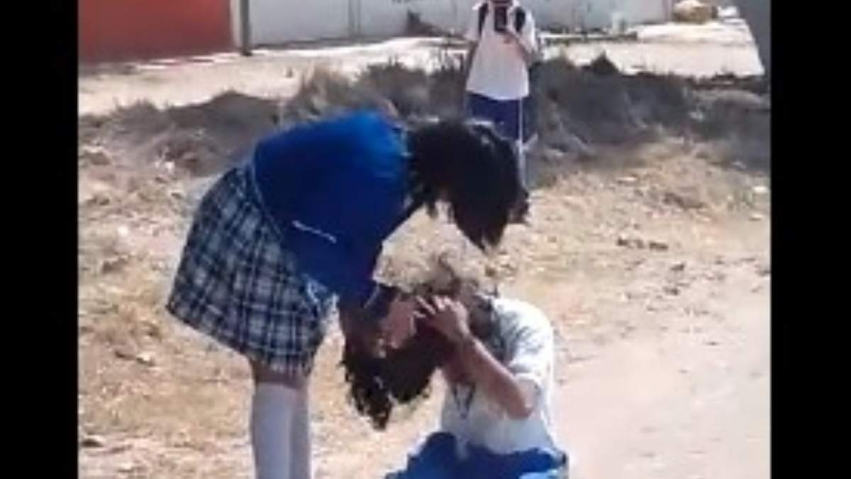 Azahara Aylin golpeando a Norma Lizbeth afuera de la secundaria de Teotihuacán