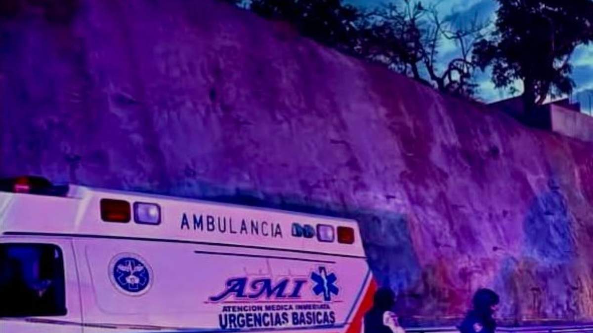 Una ambulancia que se dirigía al hospital de Acapulco fue atacada por sicarios