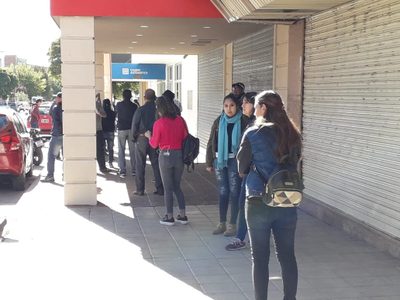 En Zapala, también largas filas en entidades bancarias