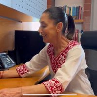 Sheinbaum felicita a maestros y acude a su cubículo como investigadora de la UNAM
