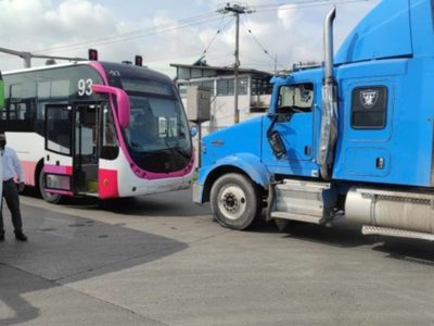 Tráiler invade carril exclusivo y choca contra Mexibús; hubo 4 heridos
