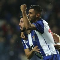 Herrera y 'Tecatito” comandan victoria del Porto en Champions; el PSV, casi fuera