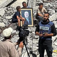 Periodista y camarógrafo son asesinados por drones israelís