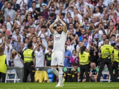 Benzema se despide de sus compañeros y del Real Madrid en una ceremonia