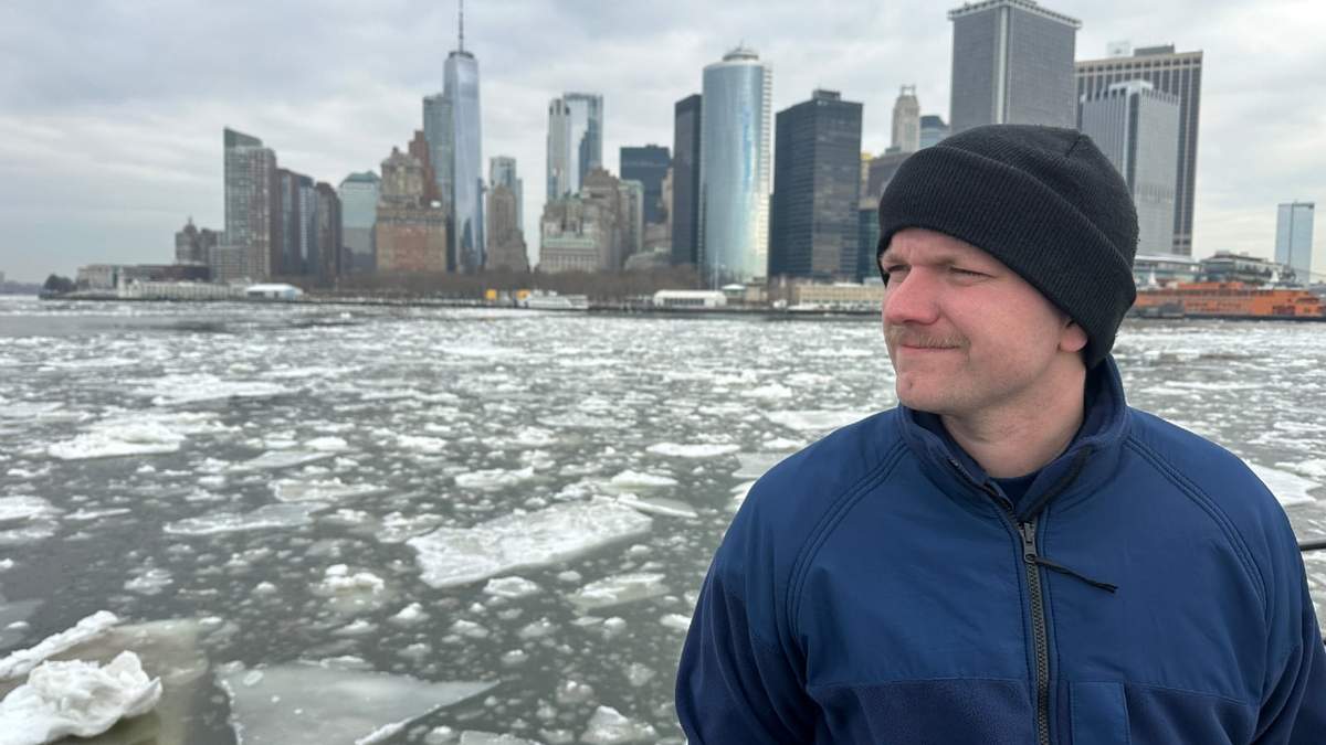 El marinero Frederick Steinberg, de la Guardia Costera, supervisa la ruptura del hielo desde el escampavías Hawser en la Bahía de Nueva York