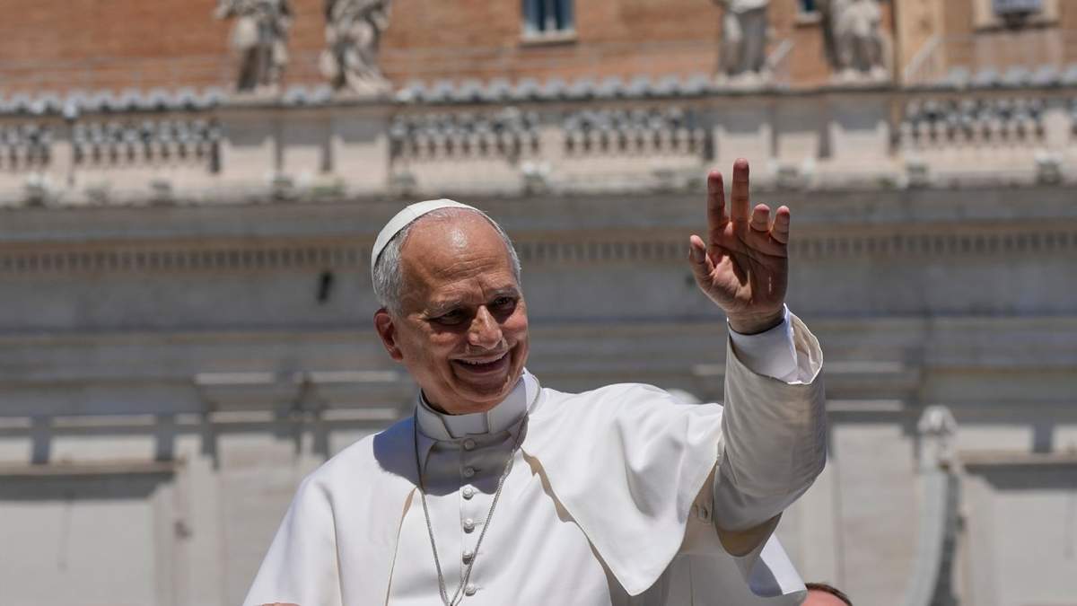 El papa León XIV saluda al salir de su audiencia general seminal en la Plaza de San Pedro, en el Vaticano, el miércoles 27 de mayo de 2026
